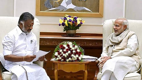 பிரதமர் மோடியுடன் ஓ.பன்னீர் செல்வம்.