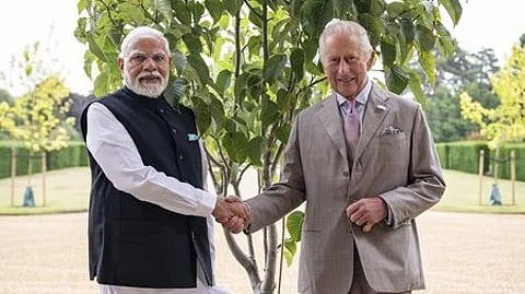 ‘தாயின் பெயரில் மரம் நடுவோம்’ முன்னெடுப்பின் கீழ் பிரிட்டன் அரசா் சாா்லஸுக்கு அளித்த மரக்கன்றுடன் பிரதமா் நரேந்திர மோடி.