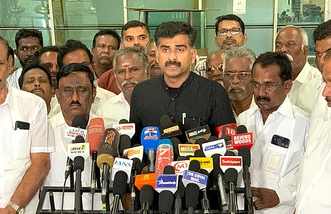 கோவை விமான நிலையத்தில் துரை வைகோ செய்தியாளர்களுடன் பேசிய துரை வைகோ எம்.பி.