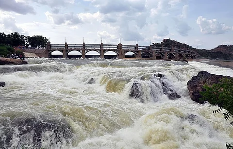 மேட்டூர் அணைக்கு நீர்வரத்து புதன்கிழமை வினாடிக்கு 70,400 கனஅடியாக குறைந்தது.