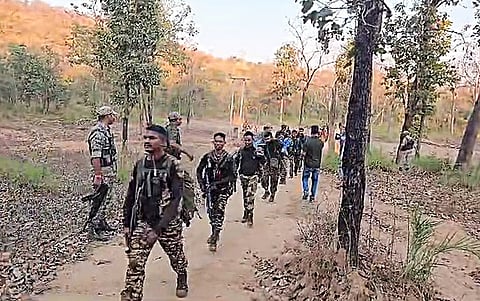 சத்தீஸ்கரில் பாதுகாப்புப் படையினர்.