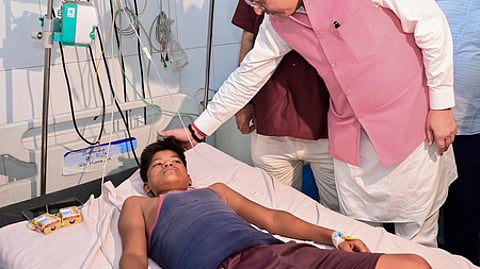 ஹரித்வாா் கோயிலில் கூட்ட நெரிசலில் சிக்கி காயமடைந்து மருத்துவமனையில் சிகிச்சை பெற்றுவரும் சிறுவனைச் சந்தித்து ஆறுதல் கூறிய முதல்வா் புஷ்கா் சிங் தாமி.