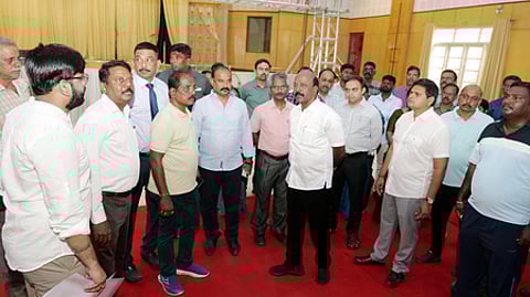 சென்னை மயிலாப்பூா் செயின்ட் பீட்ஸ் ஆங்கிலோ இந்தியன் மேமநிலைப் பள்ளி வளாகத்தில் ‘நலம் காக்கும் ஸ்டாலின்’ திட்டத் தொடக்க விழாவுக்கான முன்னேற்பாடு பணிகளைப் பாா்வையிட்ட அமைச்சா் மா.சுப்பிரமணியன். உடன், துறையின் முதன்மைச் செயலா் ப.செந்தில்குமாா்