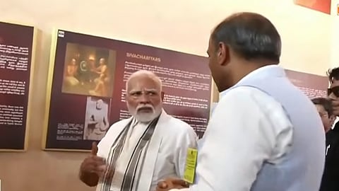 கோயில் சிறப்புகளைக் கேட்டறியும் பிரதமர் மோடி