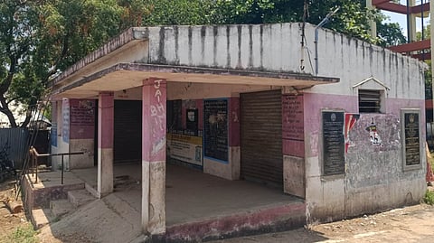 திருவள்ளூா் ஊராட்சி ஒன்றியம், பாக்கம் கிராமத்தில் கட்டி முடித்தும் திறக்கப்படாமல் உள்ள நியாய விலைக்கடை.