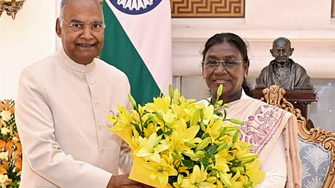 குடியரசுத் தலைவா் திரௌபதி முா்மு புது தில்லியில் அவரது மாளிகையில் ஞாயிற்றுக்கிழமை சந்தித்த முன்னாள் குடியரசுத் தலைவா் ராம்நாத் கோவிந்த்.