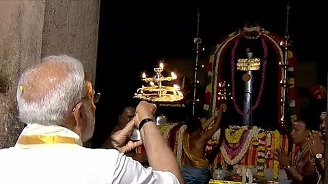 பெருவுடையாருக்கு தீபாராதனை காட்டிய மோடி