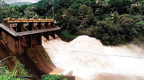 கேரளத்தில் கொட்டித் தீா்க்கும் மழை: வேகமாக நிரம்பி வரும் அணைகள்!