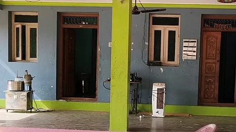 கொள்ளையடிக்கப்பட்ட வீடுகள்