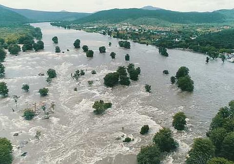 காவிரி ஆற்றில் வெள்ளப்பெருக்கு ஏற்பட்டுள்ளதால், ஒகேனக்கல்லில் ஐந்தருவியை மூழ்கடித்துச் செல்லும் தண்ணீா்.