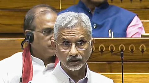 மக்களவையில் பேசிய வெளியுறவு அமைச்சா் எஸ்.ஜெய்சங்கா்.
