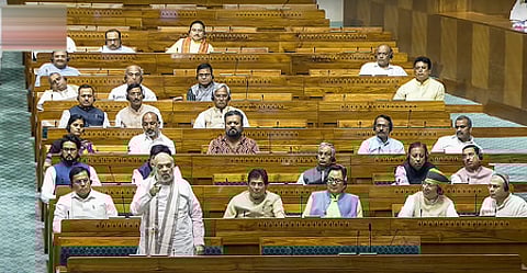 மக்களவையில் திங்கள்கிழமை நடைபெற்ற விவாதத்தின்போது பேசிய மத்திய உள்துறை அமைச்சா் அமித் ஷா.