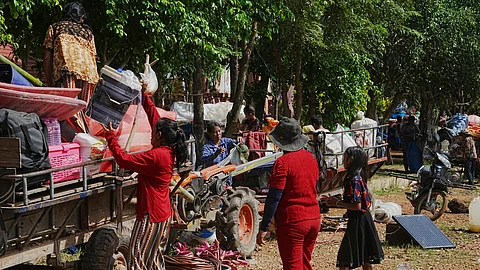 தாய்லாந்து - கம்போடியா இடையிலான மோதல்களினால், ஏராளமான மக்கள் தங்களது வீடுகளை விட்டு வெளியேறி புத்த மடங்களில் தங்கியுள்ளனர்.
