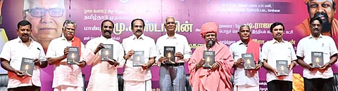 சென்னையில் திங்கள்கிழமை கவிஞா் கே.ஜீவபாரதி எழுதி, நியூ செஞ்சுரி புத்தக நிறுவனம் பதிப்பித்துள்ள ‘காலம்தோறும் கம்யூனிஸ்டுகள்’ நூல் வெளியீட்டு விழாவில் (இடமிருந்து) ஓவியா் அன்பு, இந்திய கம்யூனிஸ்ட் கட்சியின் மாநிலச் செயலா் இரா.முத்தரசன், கவிஞா் வைரமுத்து