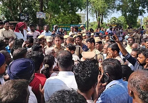 கவின் உடலை வாங்க உறவினர்கள் மறுப்பு