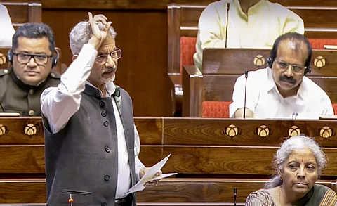 மாநிலங்களவையில் புதன்கிழமை உரையாற்றிய வெளியுறவு அமைச்சா் ஜெய்சங்கா்.
