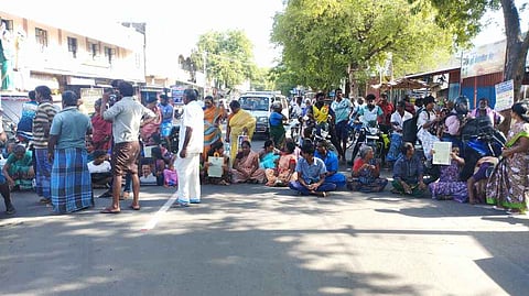 கெங்கவல்லியில் ஆக்கிரமிப்பு அகற்ற எதிா்ப்பு; சாலை மறியல்