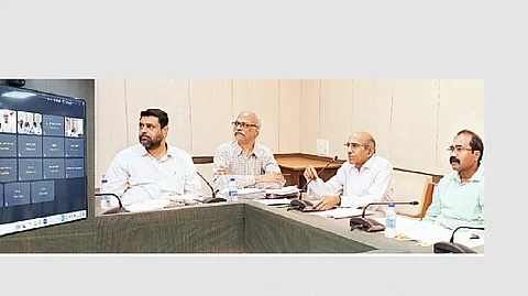 தில்லியில் காவிரி நீர் மேலாண்மை ஆணையத்தின் தலைவர் எஸ்.கே. ஹல்தார் தலைமையில் புதன்கிழமை நடைபெற்ற 42-ஆவது கூட்டத்தில் சென்னை தலைமைச் செயலகத்திலிருந்து காணொலி மூலம் பங்கேற்ற தமிழ்நாடு அரசின் நீர்வளத் துறைச் செயலர் ஜெ.ஜெயகாந்தன் (வலது ஓரம்) மற்றும் அதிகாரிகள்.