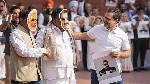 நாடாளுமன்ற வளாகத்தில் பிரதமர் மோடி,  அதானி முகமூடி அணிந்து வந்த எம்பிக்களுடன் ராகுல் காந்தி.