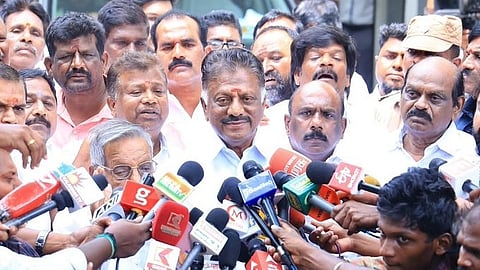 செய்தியாளர்கள் சந்திப்பில் ஓ.பன்னீர்செல்வம்.
