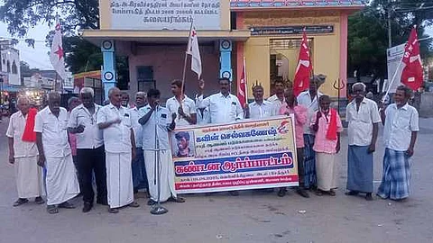 ராஜபாளையம் அருகேயுள்ள சேத்தூரில் வெள்ளிக்கிழமை ஆணவப் படுகொலையைக் கண்டித்து கண்டன ஆா்ப்பாட்டத்தில் ஈடுபட்ட தீண்டாமை ஒழிப்பு முன்னணியினா்.