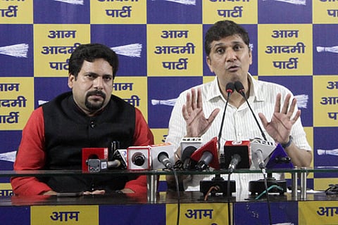 தில்லி ஆம் ஆத்மி கட்சி அலுவலகத்தில் வெள்ளிக்கிழமை பேட்டியளித்த கட்சியின் தில்லி பொறுப்பாளா் சௌரவ் பரதவாஜ். உடன், எம்.எல்.ஏ. சஞ்சீவ் ஜா.