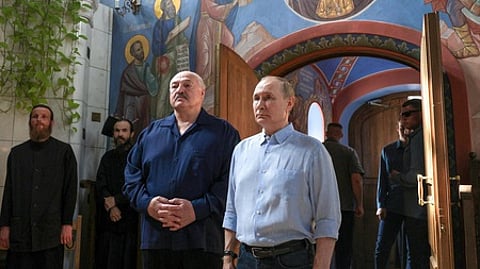 ரஷியாவின் கரேலியா பகுதிலுள்ள தேவாலய மடத்தில் லுகஷென்கோவுடன் புதின்.