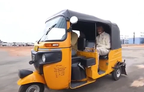 ஆட்டோவில் சந்திரபாபு நாயுடு.