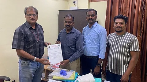 மாணவருக்கு பரிசு வழங்கினாா் இசையமைப்பாளா் பரத்வாஜ்.