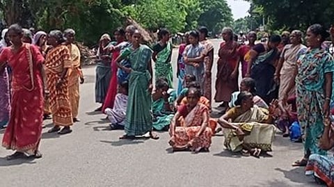 பெண்ணாடம் அருகே சாலை மறியலில் ஈடுபட்ட இறந்தவரின் உறவினா்கள்.