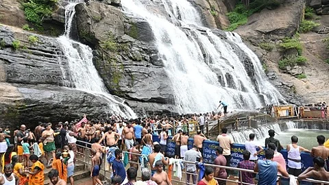 குற்றாலம் பேரருவியில் குளித்து மகிழ குவிந்த சுற்றுலாப்பயணிகள்.