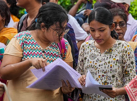 நீட் முதுநிலை தேர்வு எழுதிய மருத்துவர்கள் | இடம்: கொல்கத்தா