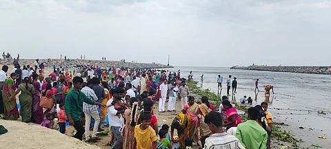 காவிரி கடலோடு கலக்கும் பூம்புகார் சங்கமத்துறையில் பதினெட்டாம் பெருக்கு விழாவை ஒட்டி கூடியிருந்த கூட்டம்.