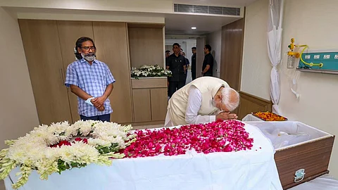 மறைந்த சிபு சோரனுக்கு அஞ்சலி செலுத்தும் பிரதமர் மோடி; உடன் மகன் ஹேமந்த் சோரன்