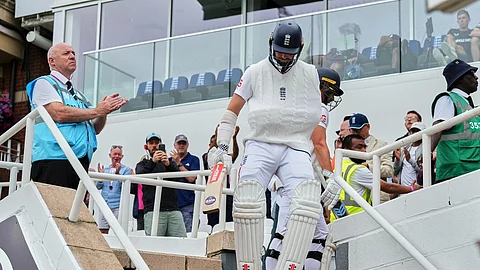 Chris Woakes returns to bat with injury in Oval Test