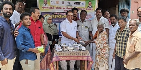 ஆதரவற்றோருக்கு அன்னதானம் வழங்கிய நகா்மன்றத் தலைவா் எஸ்.செளந்தரராஜன்.