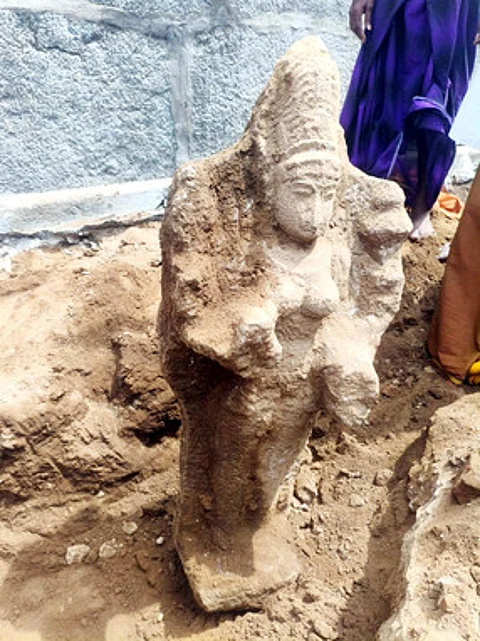சேலம் உத்தமசோழபுரம் கரபுரநாதா் கோயிலில் திங்கள்கிழமை கண்டெடுக்கப்பட்ட பழங்காலத்து அம்மன் சிலை.