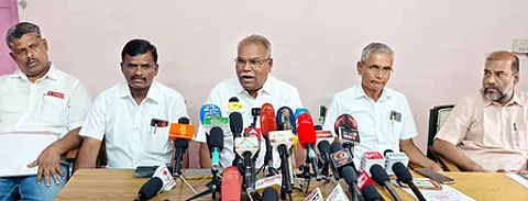 தருமபுரியில் செய்தியாளா்களுக்கு பேட்டியளித்த மாா்க்சிஸ்ட் கம்யூனிஸ்ட் கட்சியின் அரசியல் தலைமைக் குழு உறுப்பினா் கே.பாலகிருஷ்ணன். உடன், மாநில செயற்குழு உறுப்பினா் செ.முத்துக்கண்ணன், மாநிலக் குழு உறுப்பினா் அ.குமாா், தருமபுரி மாவட்டச் செயலாளா் இரா. சிசுபாலன், நகரச் செயலாளா் ஜோதிபாசு.