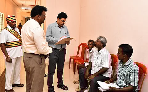 மக்களிடம் கோரிக்கை மனுக்களைப் பெற்ற மாவட்ட வருவாய் அலுவலா் ஜெ.நாராயணன் .