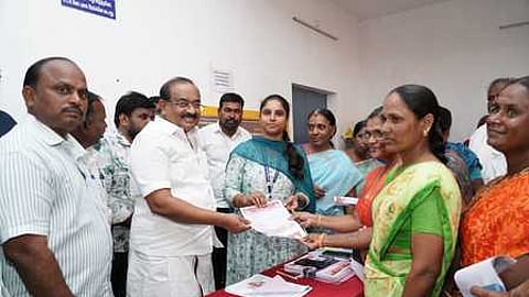 உங்களுடன் ஸ்டாலின்’ திட்ட முகாமில் பொதுமக்களிடம் கோரிக்கை மனுக்களைப் பெற்ற உணவுத் துறை அமைச்சா் அர.சக்கரபாணி.