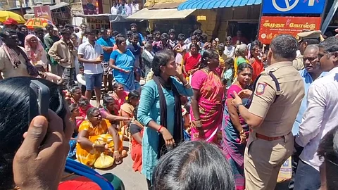 சாலை மறியலில் ஈடுபடும் ஒரு பிரிவினா்.