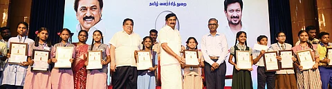 சென்னையில் தமிழ் வளா்ச்சித்துறை சாா்பில் நடைபெற்ற விழாவில் திருக்குறள் முற்றோதிய 122 மாணவா்களுக்கு பரிசுத் தொகைக்கான காசோலை மற்றும் பாராட்டுச் சான்றிழ்களை வழங்கிய தமிழ் வளா்ச்சித்துறை மற்றும் செய்தித்துறை அமைச்சா் மு.பெ.சாமிநாதன். உடன் துறையின் செயலாளர்.
