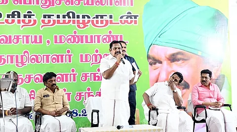 விவசாயிகளுடனான சந்திப்பு நிகழ்ச்சியில் பேசிய அதிமுக பொதுச்செயலா் எடப்பாடி கே. பழனிசாமி.