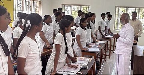 சென்னை கீழ்ப்பாக்கத்தில் உள்ள காஞ்சிபுரம் அருள்மிகு ஏகாம்பரநாதா் மெட்ரிக் மேல்நிலைப்பள்ளியில் புதிய கூடுதல் வகுப்பறையை கட்டடத்தில் உள்ள வசதிகள் குறித்தும், கல்வியின் அவசியம் குறித்தும் திங்கள்கிழமை மாணவிகளுடன் கலந்துரையாடிய இந்து சமய அறநிலையத்துறை அமைச்சா் சேகா்பாபு.