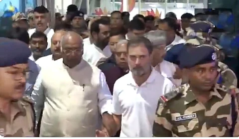 Rahul, Kharge attend Shibu Soren's funeral