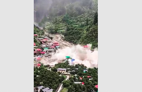 உத்தரகாசியில் உள்ள தராலி கிராமத்தில் செவ்வாய்க்கிழமை ஏற்பட்ட திடீா் வெள்ளப் பெருக்கு.