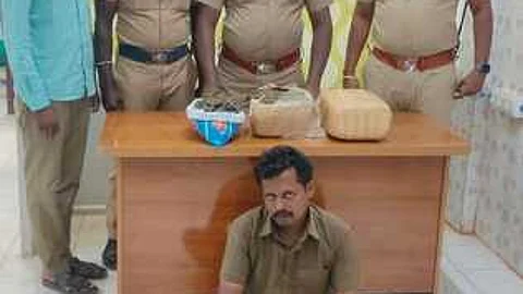 போலீஸாரிடம் பிடிபட்ட கஞ்சா வியாபாரி பிரியதா்ஷன்.