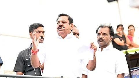 தென்காசியில் நடைபெற்ற பிரசாரக் கூட்டத்தில் பேசுகிறாா் எடப்பாடி கே.பழனிசாமி. உடன் தென்காசி தெற்கு மாவட்டசெயலா் எஸ்.செல்வமோகன்தாஸ்பாண்டியன்.