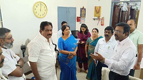 அவிநாசி சாா் பதிவாளா் அலுவலகத்தில் ஆய்வு மேற்கொண்ட அமைச்சா் பி.மூா்த்தி.