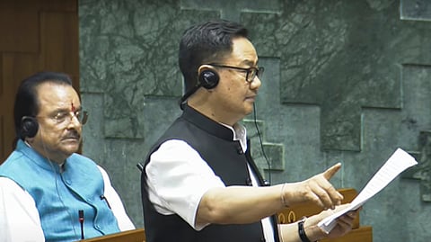 மக்களவையில் புதன்கிழமை உரையாற்றிய நாடாளுமன்ற விவகாரத் துறை அமைச்சா் கிரண் ரிஜிஜு.